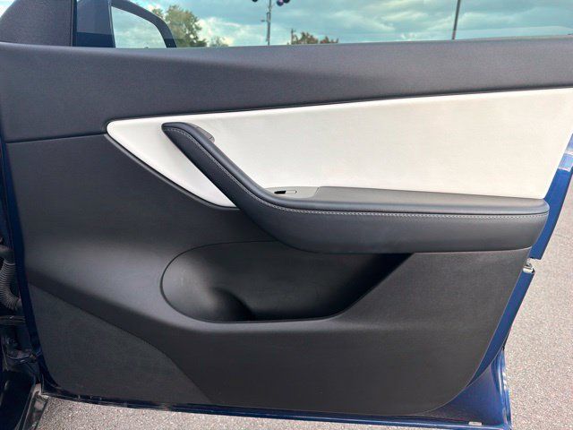Used 2021 Tesla Model Y Long Range AWD/4WD image 11