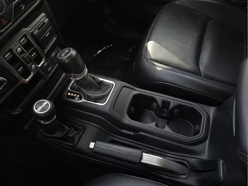 Used 2020 Jeep Wrangler Unlimited Sahara AWD/4WD image 39