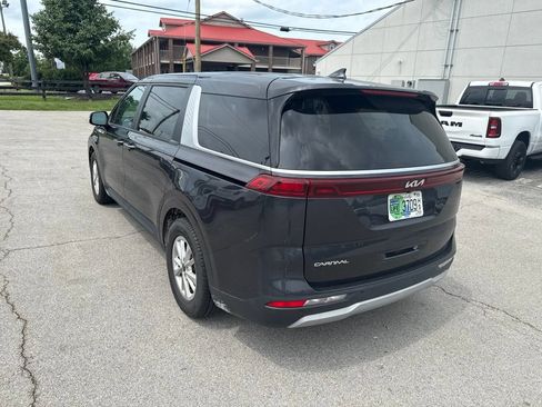 Used 2023 Kia Carnival LX FWD image 4