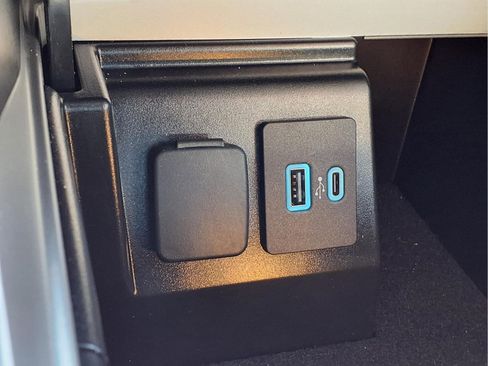 Used 2024 Ford Explorer XLT w/ Equipment Group 202A image 22