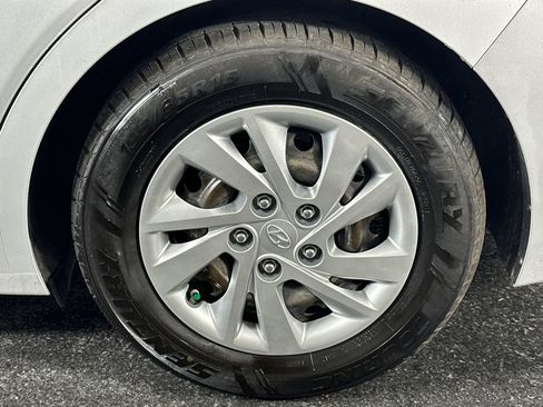 Used 2017 Hyundai Elantra SE image 11
