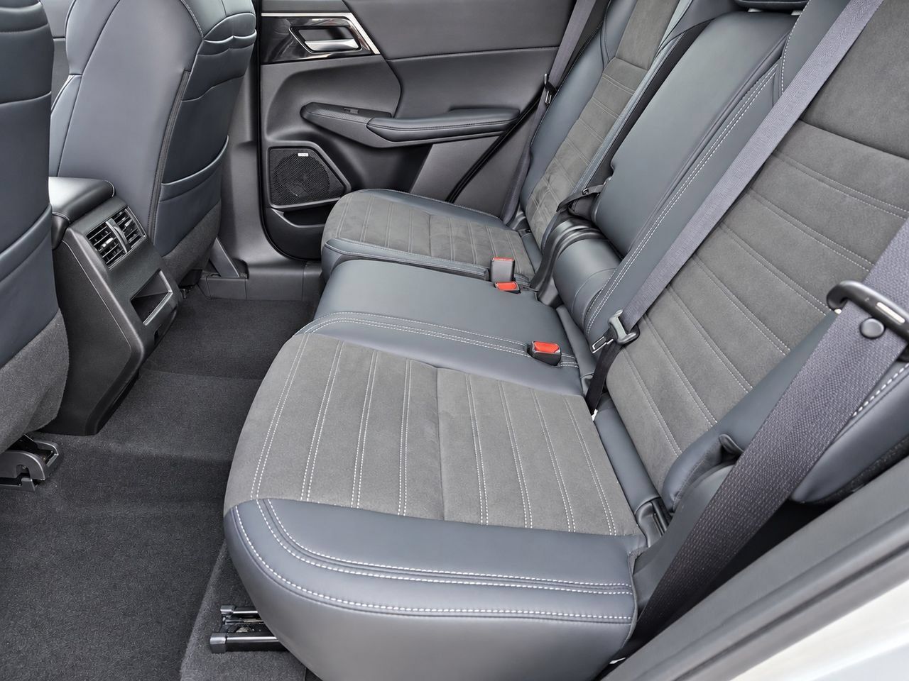 Used 2025 Mitsubishi Outlander SE AWD/4WD image 34
