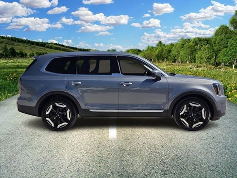 Used 2023 Kia Telluride EX w/ EX Captain's Chair Package image 7