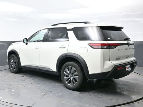 Used 2024 Nissan Pathfinder SV image 10