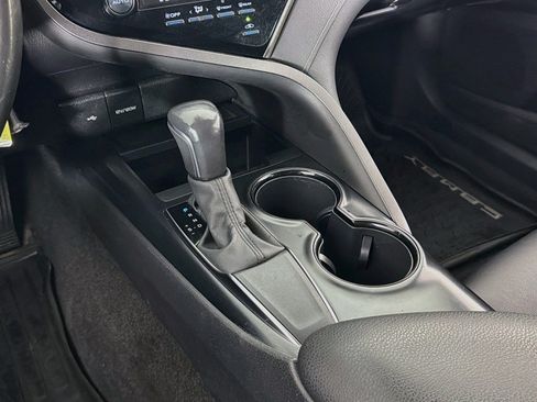 Used 2020 Toyota Camry SE FWD image 6