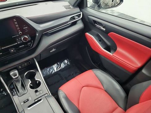 Used 2022 Toyota Highlander XSE FWD image 16