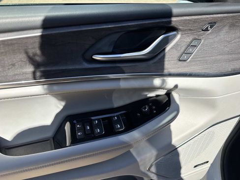 Used 2023 Jeep Grand Cherokee L Overland w/ Advanced Protech Group III image 19