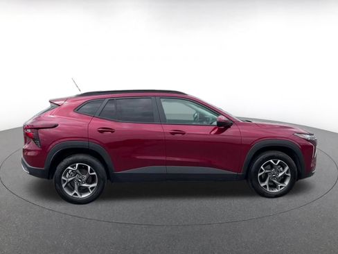 Used 2025 Chevrolet Trax LT FWD image 16