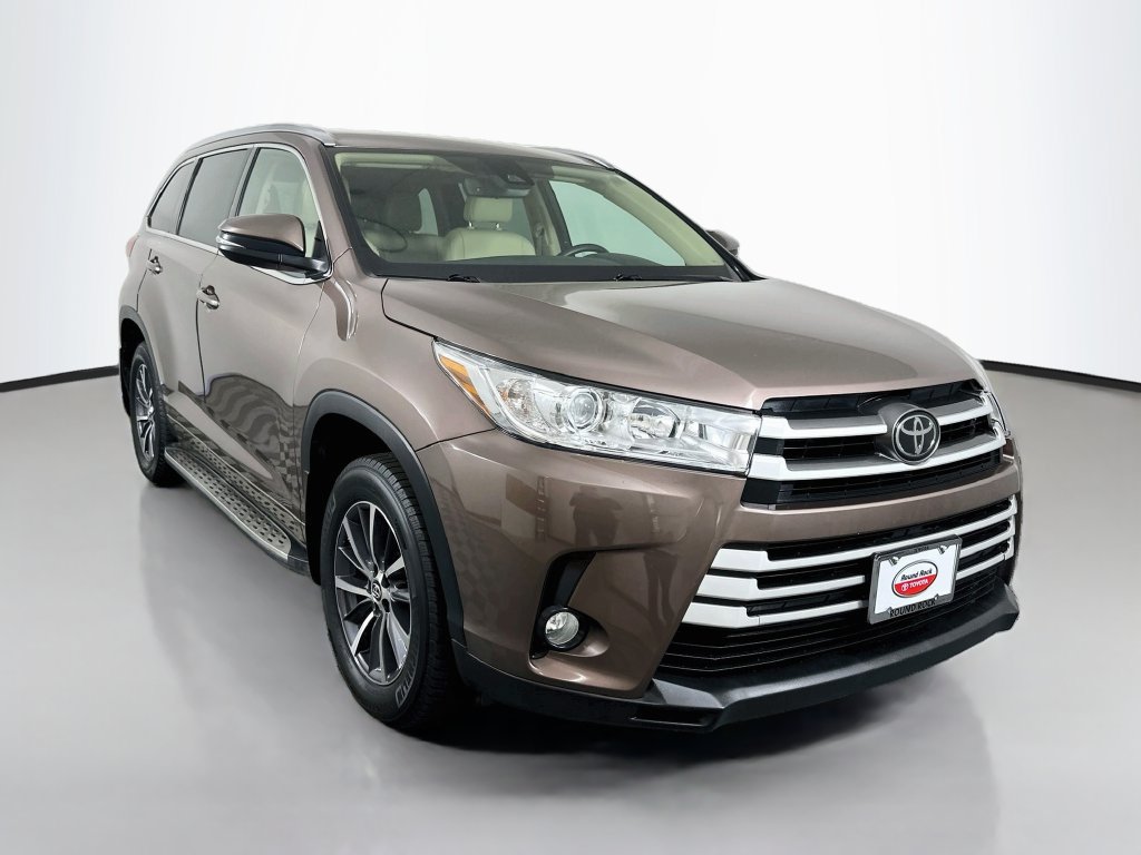 Used 2017 Toyota Highlander XLE FWD image 3
