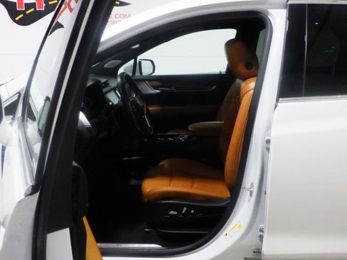 Used 2024 Cadillac XT5 Premium Luxury w/ Technology Package AWD/4WD image 8
