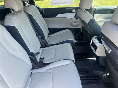 New 2026 Kia Carnival SX w/ SX Dark Edition Package FWD image 24