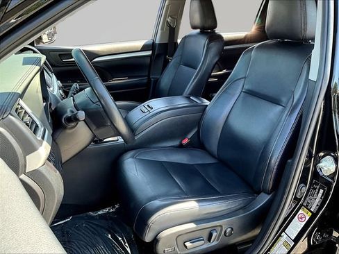 Used 2019 Toyota Highlander XLE AWD/4WD image 24