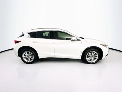 Used 2018 INFINITI QX30 FWD image 10