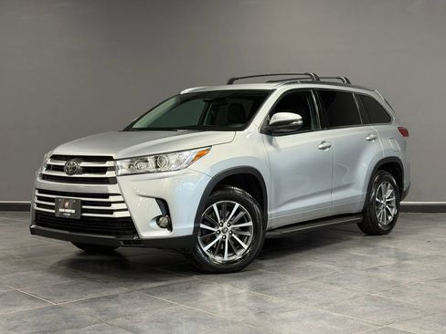 Used 2017 Toyota Highlander XLE FWD image 1