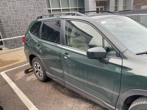 Used 2023 Subaru Forester Premium image 4