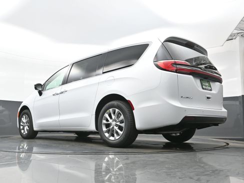 New 2027 Chrysler Pacifica Select AWD/4WD image 14