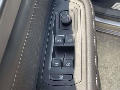 Used 2024 Volkswagen Atlas Cross Sport SE FWD image 16