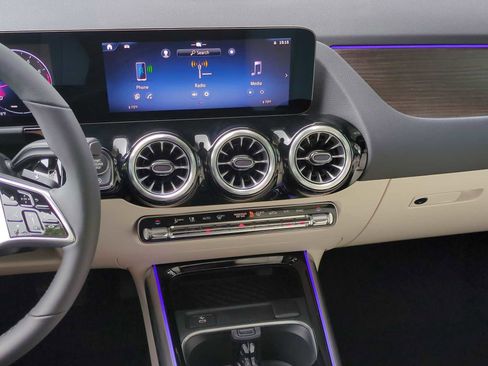 Used 2026 Mercedes-Benz GLA 250 4MATIC image 30