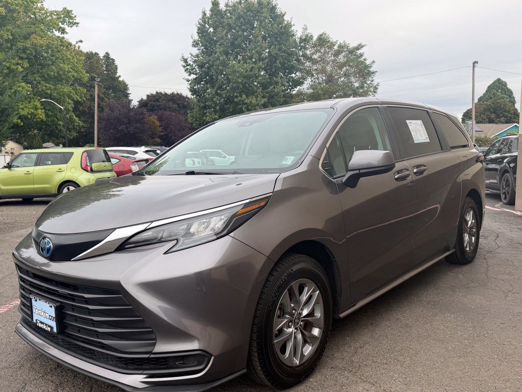 Used 2024 Toyota Sienna LE FWD image 12