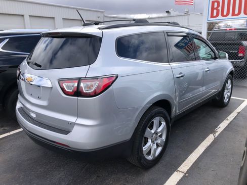 Used 2017 Chevrolet Traverse LT w/ Style and Technology Package image 4