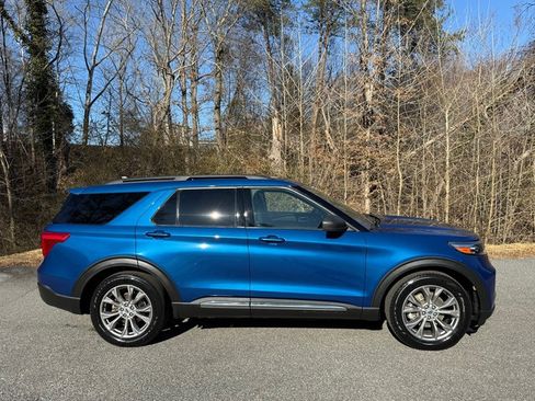 Used 2022 Ford Explorer XLT w/ Equipment Group 202A image 5