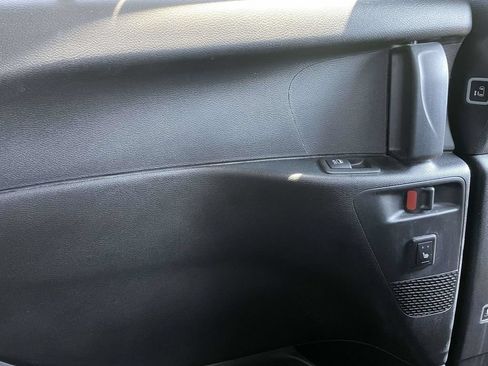 Used 2025 Chrysler Pacifica Limited FWD image 22