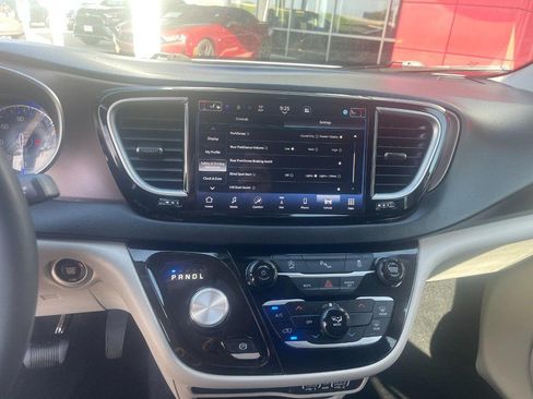 Used 2023 Chrysler Voyager LX FWD image 25