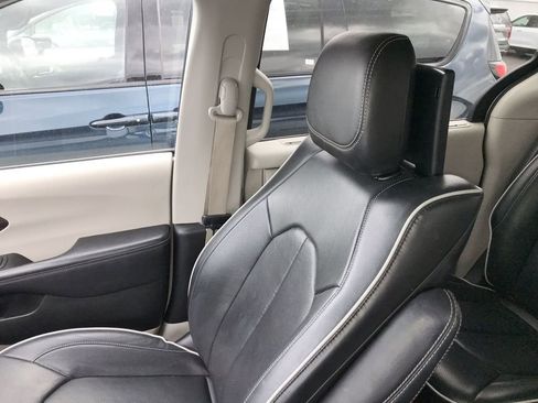 Used 2022 Chrysler Pacifica Limited w/ Uconnect Theater Family Group FWD image 25