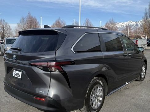 Used 2025 Toyota Sienna XLE image 6