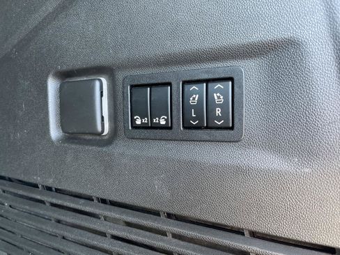 Used 2022 GMC Yukon XL Denali AWD/4WD image 46