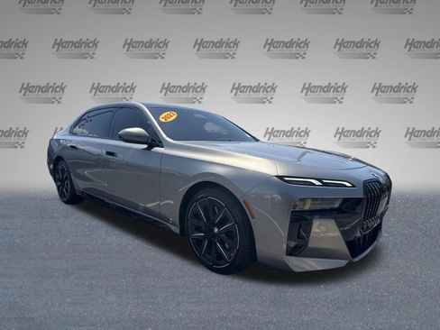 Used 2023 BMW 740i image 2