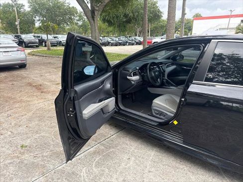 Used 2018 Toyota Camry SE w/ Moonroof Package image 10