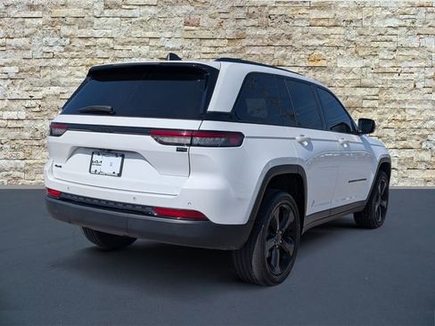 Used 2023 Jeep Grand Cherokee Altitude AWD/4WD image 7