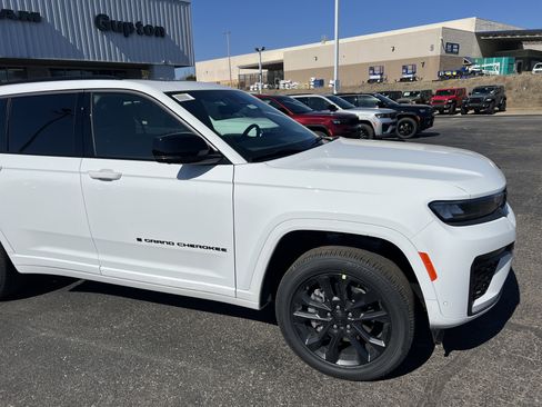 New 2026 Jeep Grand Cherokee L Limited AWD/4WD image 4