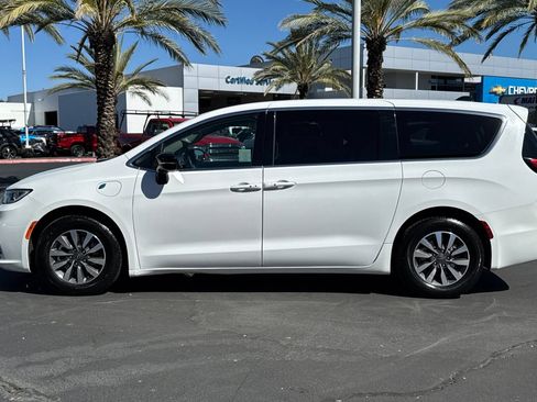Used 2024 Chrysler Pacifica Limited FWD image 6