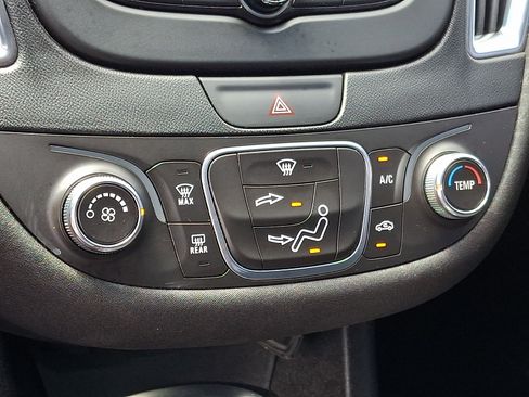 Used 2018 Chevrolet Malibu LT FWD image 16