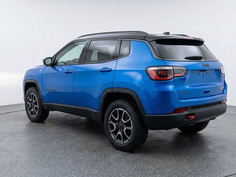 Used 2025 Jeep Compass Trailhawk image 6