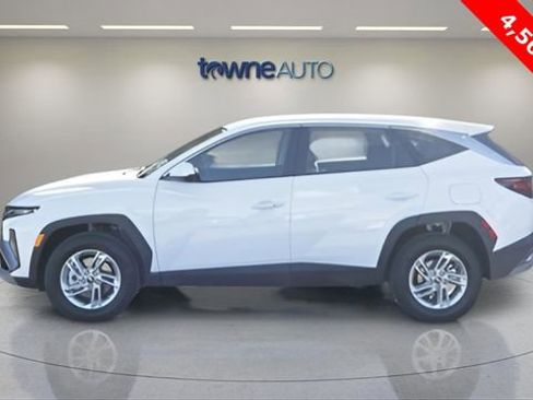 Used 2025 Hyundai Tucson SE image 2