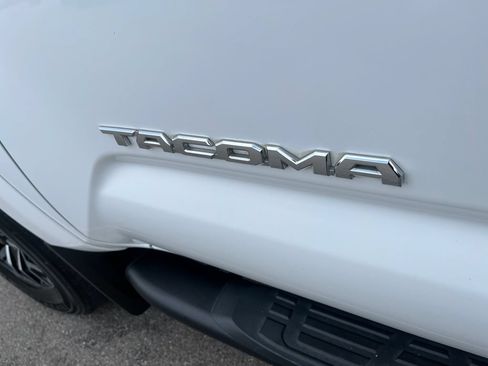 Used 2020 Toyota Tacoma TRD Sport w/ TRD Premium Sport Package AWD/4WD image 32