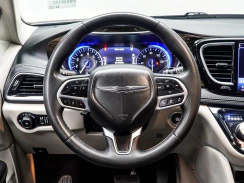 Used 2023 Chrysler Pacifica Limited FWD image 15