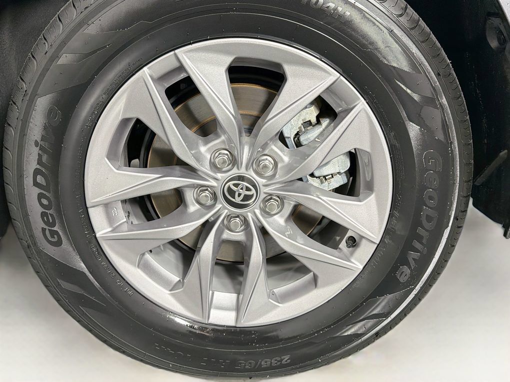 Used 2025 Toyota Sienna XLE FWD image 36