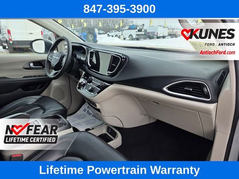 Used 2023 Chrysler Pacifica Touring-L image 33