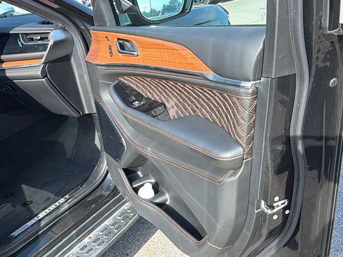 Used 2024 Jeep Grand Cherokee L Summit AWD/4WD image 19