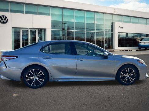Used 2020 Toyota Camry SE w/ Sunroof Package FWD image 4