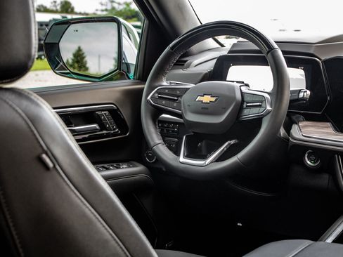 Used 2025 Chevrolet Suburban Premier AWD/4WD image 46