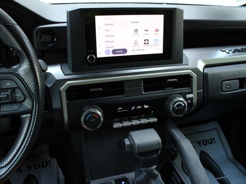 Used 2025 Toyota Tacoma SR5 AWD/4WD image 34