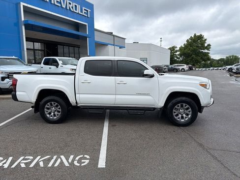 Used 2019 Toyota Tacoma SR5 AWD/4WD image 2