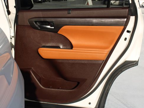 Certified 2021 Toyota Highlander Platinum image 21