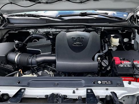 Certified 2017 Toyota Tacoma TRD Sport AWD/4WD image 33
