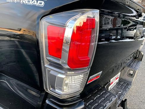 Used 2020 Toyota Tacoma TRD Off-Road w/ Technology Package image 27